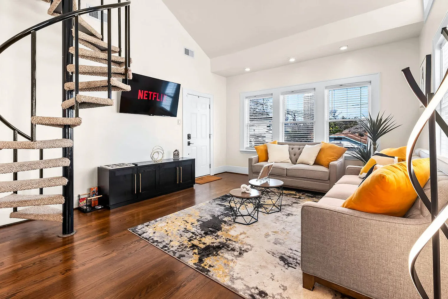1 bed, 1.0 bath, 1270 sqft, $3,805 — Photo 4