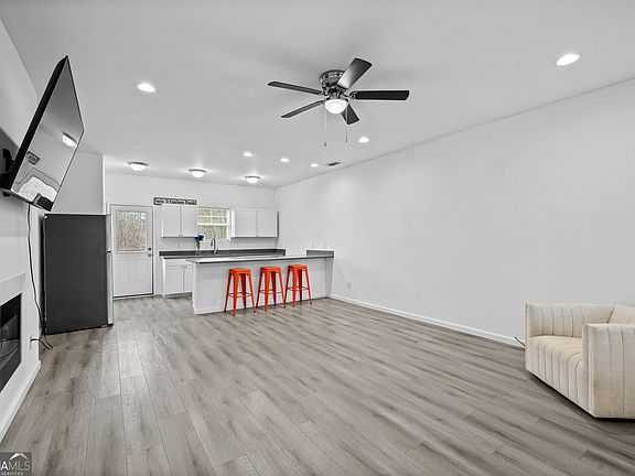 5th image of 657 Summit Ln