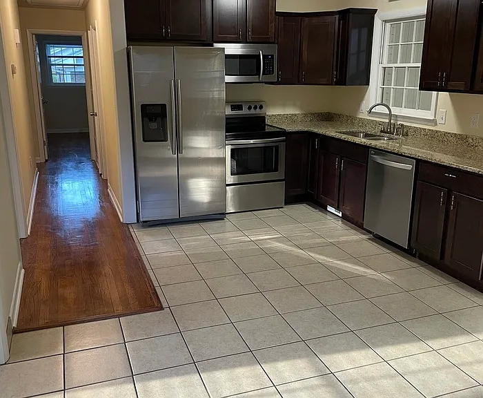406 Bryan St — Photo 8
