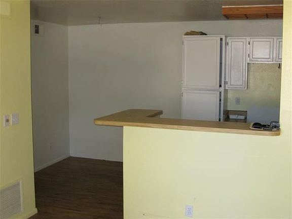Kitchen w/Dining Area