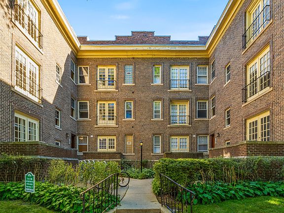 2nd image of 718 Simpson St #3W