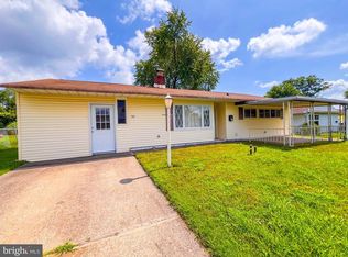 34 Mistletoe Ln, Levittown, PA 19054