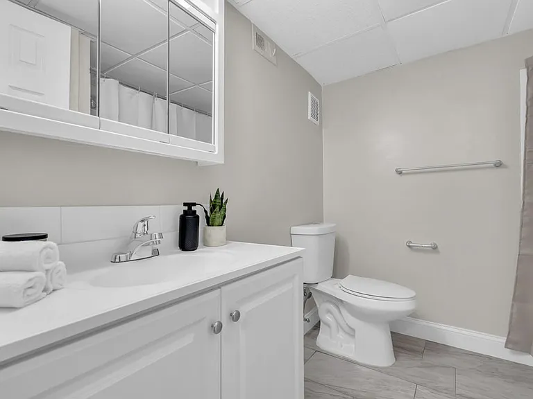 Chateau Apartments — Photo 65