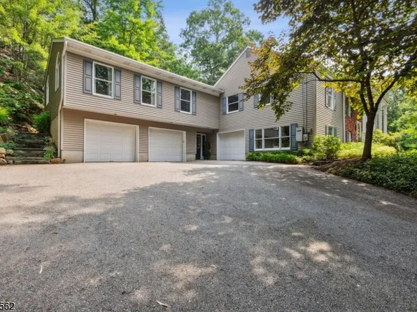 69 Windbeam Ln, Ringwood Boro, NJ 07456