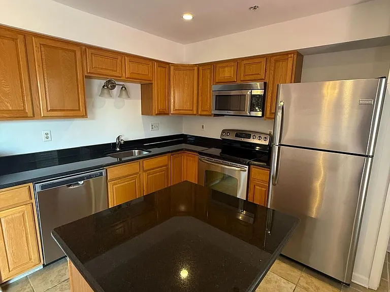 1554 Beverly Ct — Photo 10