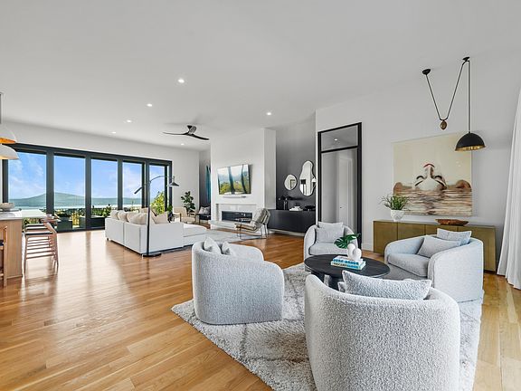 3rd image of 20 Waterview Garden Ln