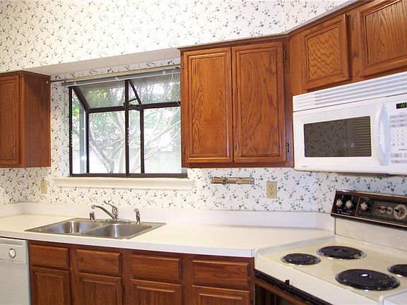 5th image of 3101 Townbluff Dr APT 113