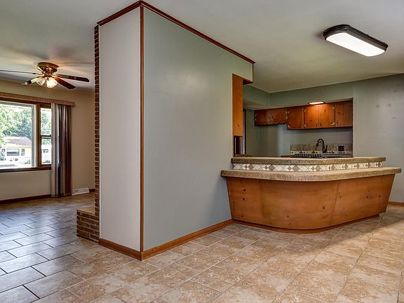 Layout/ Kitchen Bar