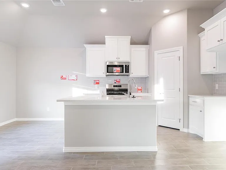 913 Westfall Dr — Photo 3