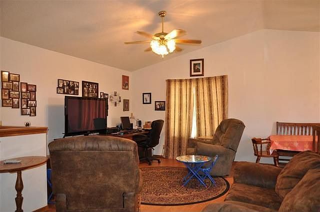2nd image of 405 E Oakwood Dr