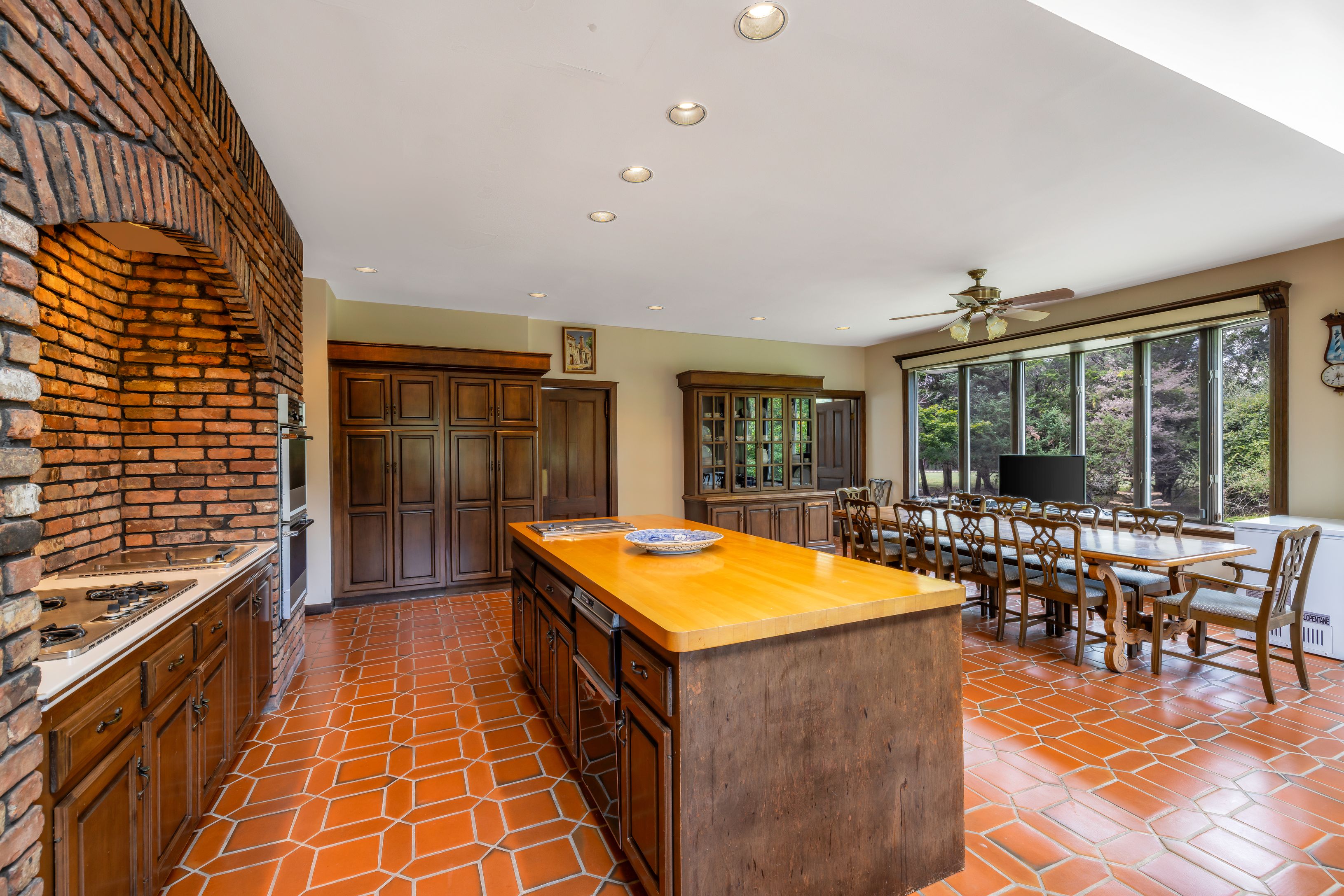 9 Convent Ln, Center Moriches, NY 11934 Out East