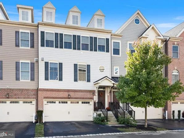 76 Parkview Cir, Wayne, PA 19087