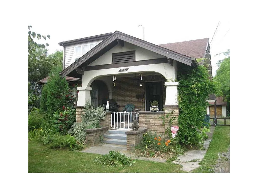 2592 Main St photo 1