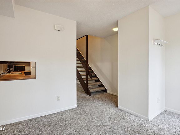 3rd image of 115 Beechnut St APT B4