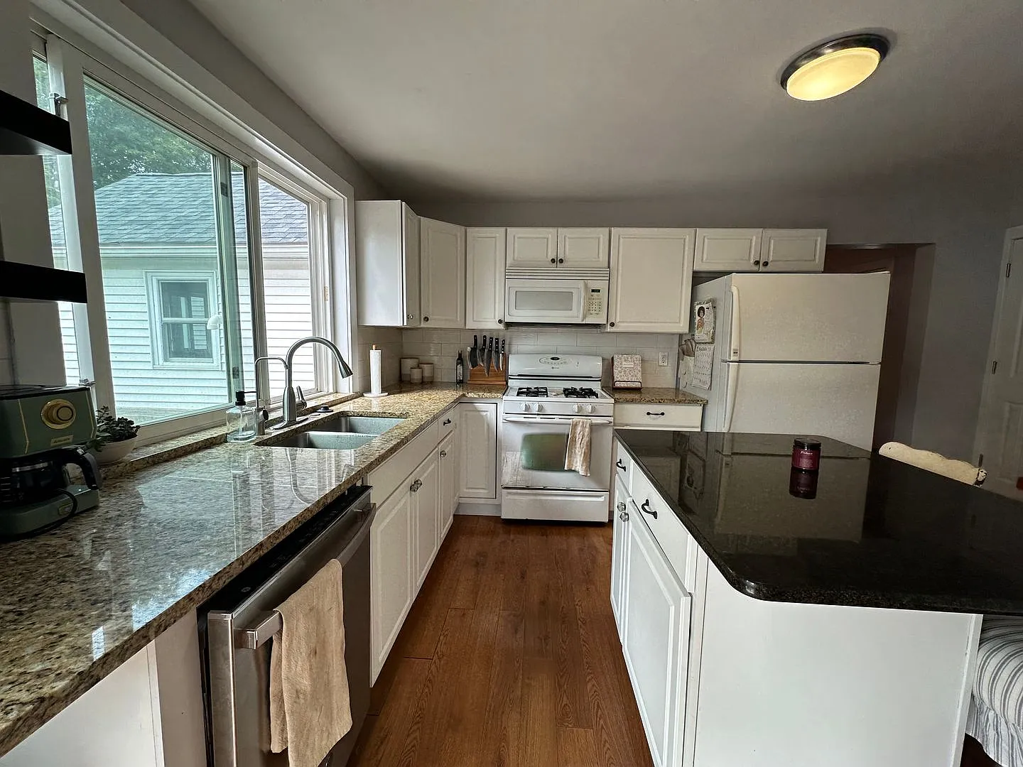 3 Bedroom Located Downtown Rockford — Photo 3