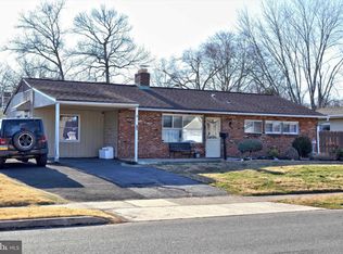 15 Midwood Ln, Levittown, PA 19054