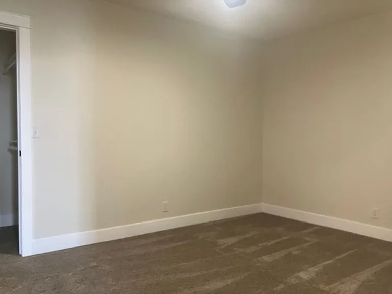 133-149 E Chestnut St — Photo 11