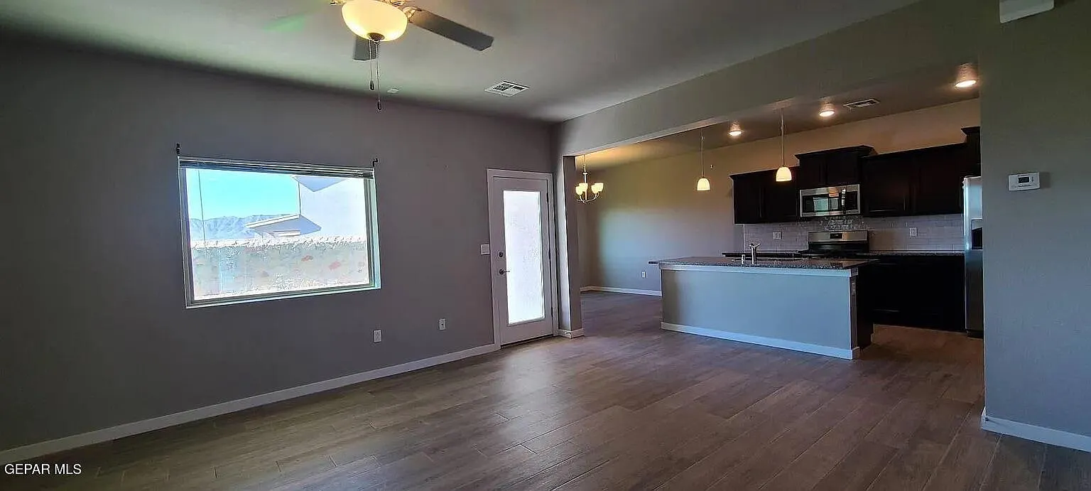 3 bed, 2.5 bath, 1800 sqft, $1,925 — Photo 4