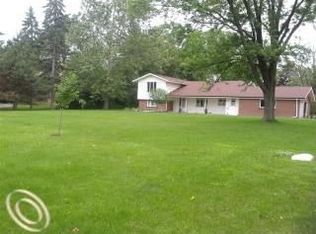 3034 Parkside Dr, Flint, MI 48503