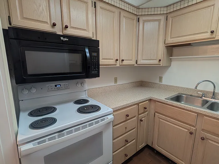 139 N Main St — Photo 8