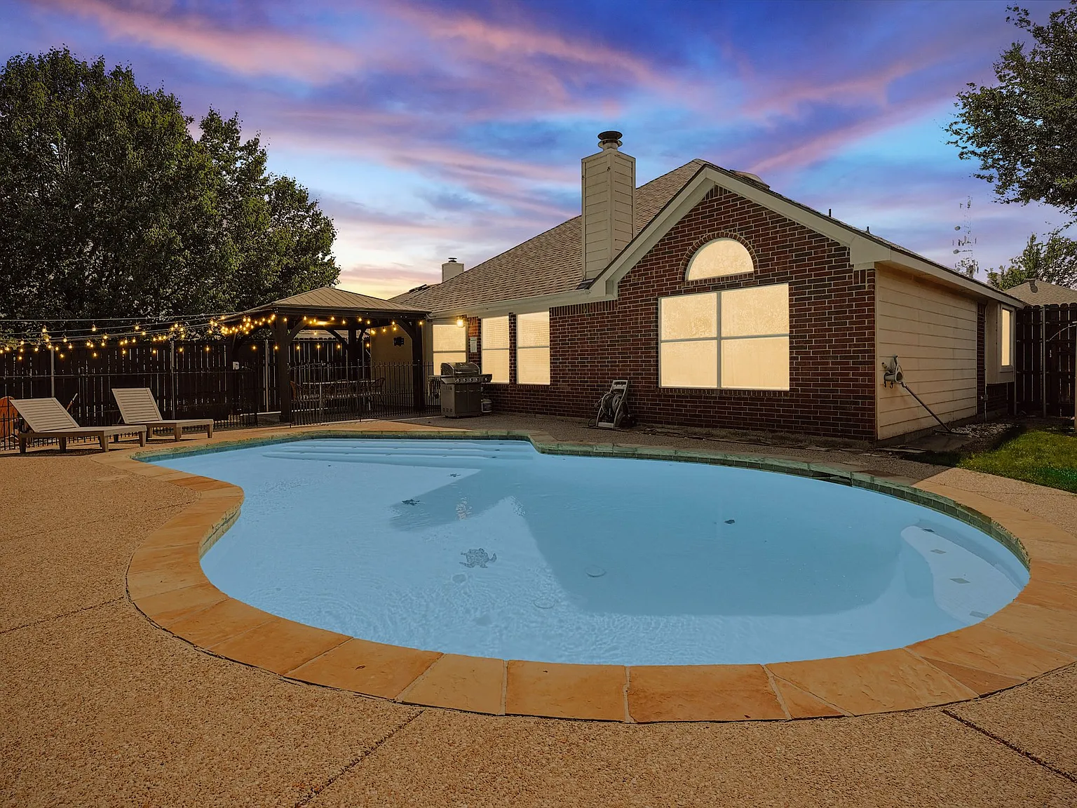 4 bed, 1984 sqft, $9,750 — Photo 1