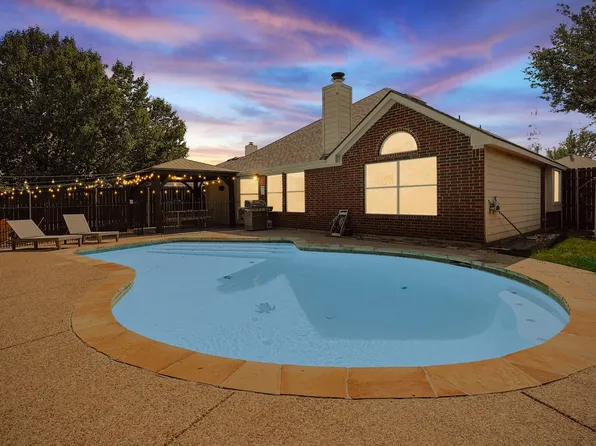 2402 Blue Holly Dr, Corinth, TX 76210