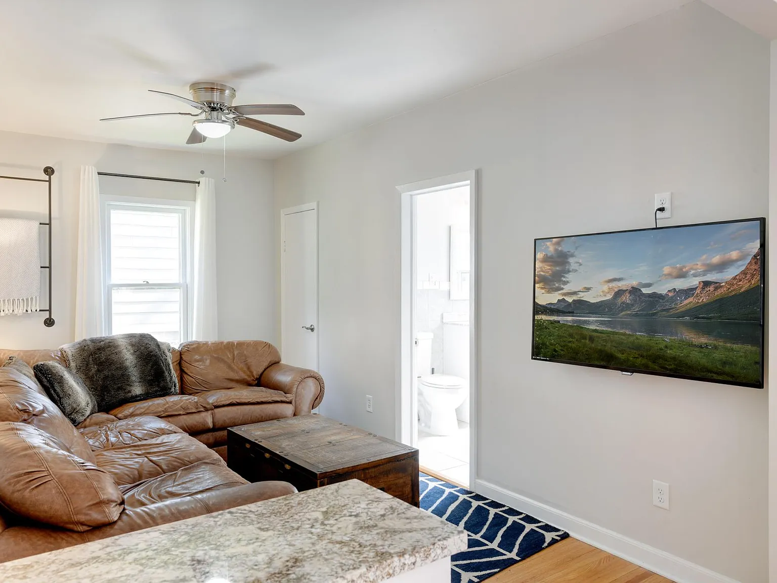 2 bed, 900 sqft, $1,900 — Photo 4