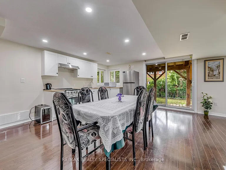 5486 Landsborough Ave — Photo 17