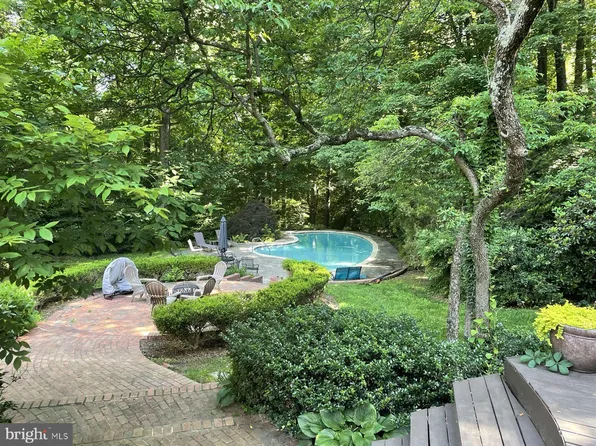 10504 Adel Rd, Oakton, VA 22124