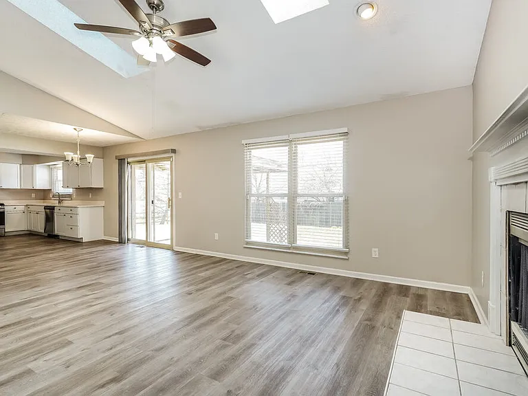 1127 Crestview St — Photo 10