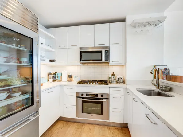 635 West 42nd Street 34B image 3 of 9