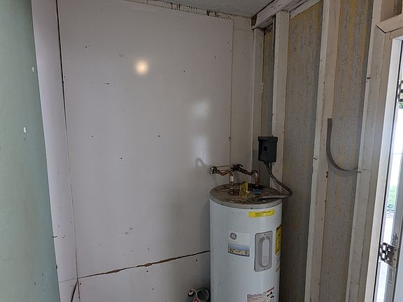 4th image of 1704 47th Avenue Dr W