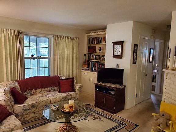 2nd image of 835 E Fennwood Cir