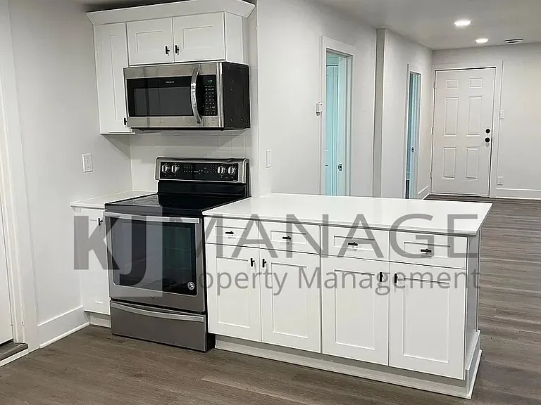 90 W Meyers Ave — Photo 3