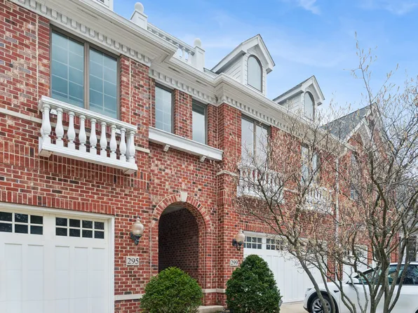 299 Arbor Glen Blvd, Schaumburg, IL 60195