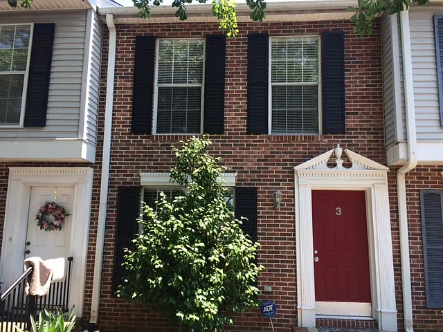 2 bed, 1.5 bath, 1100 sqft, $1,200 — Photo 1
