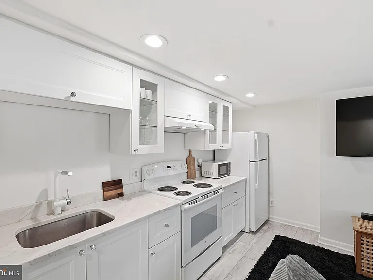 708 I St SE #B — Photo 13