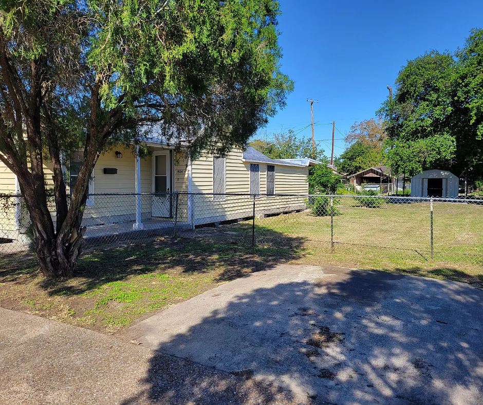 Building Photo - 904 E Henrietta Ave