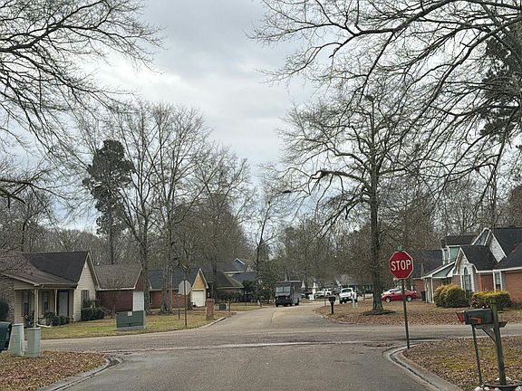 4th image of 10 Charleston Cir
