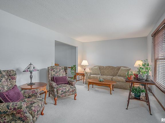 4th image of 2734 Carriage Hill Dr