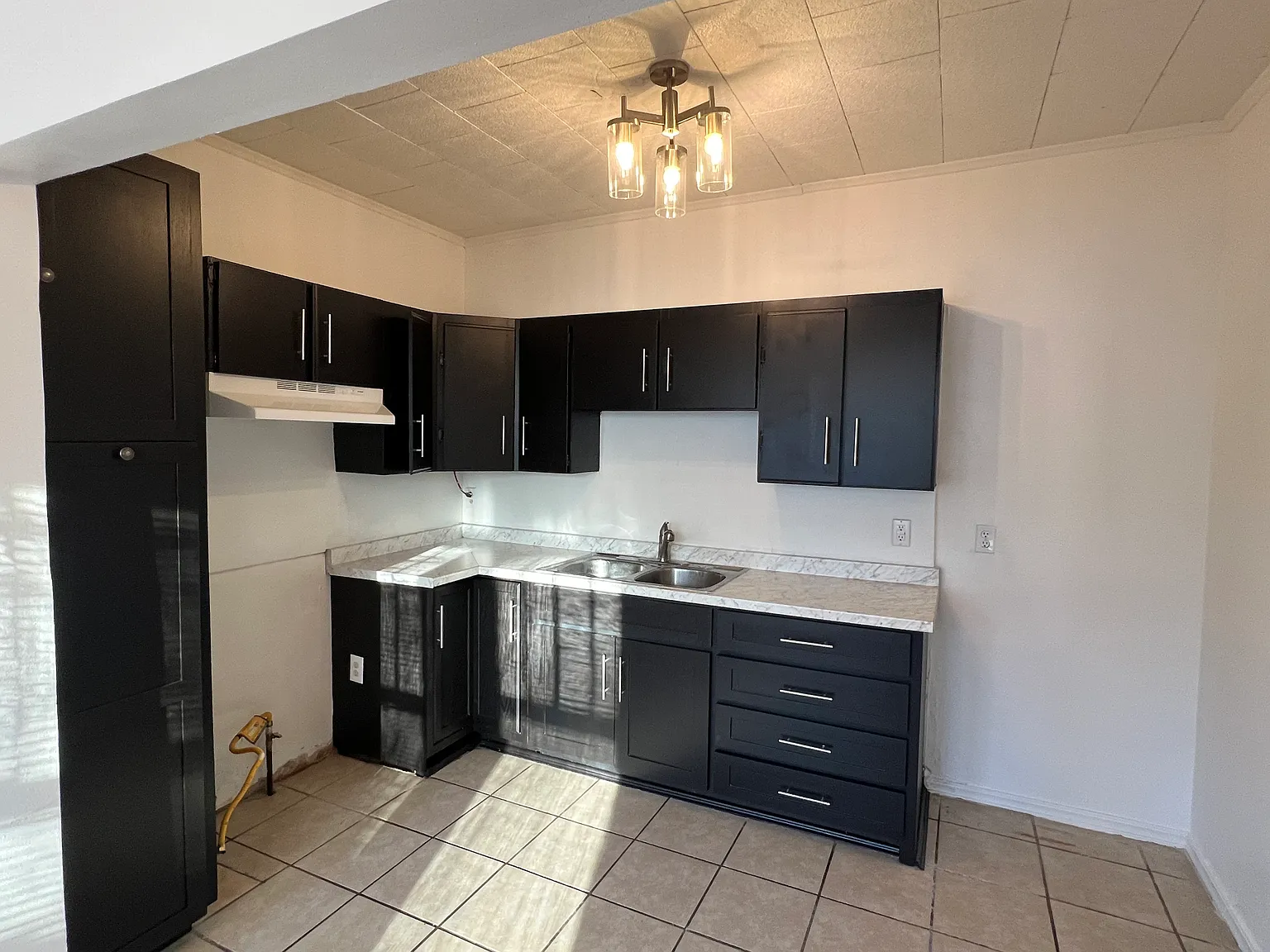 3 bed, 1300 sqft, $1,000 — Photo 2