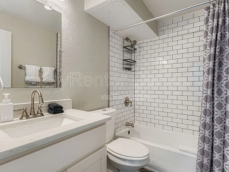 1452 N Ivy St — Photo 16
