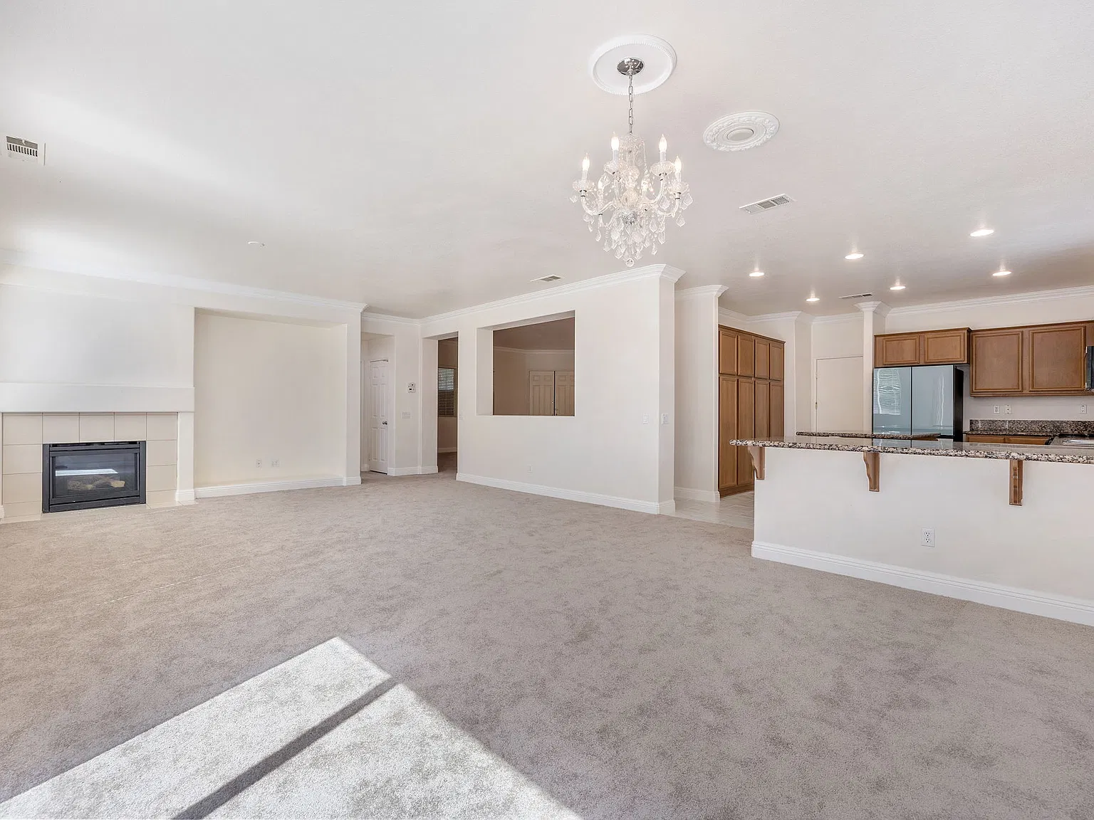 3 bed, 2400 sqft, $2,800 — Photo 2