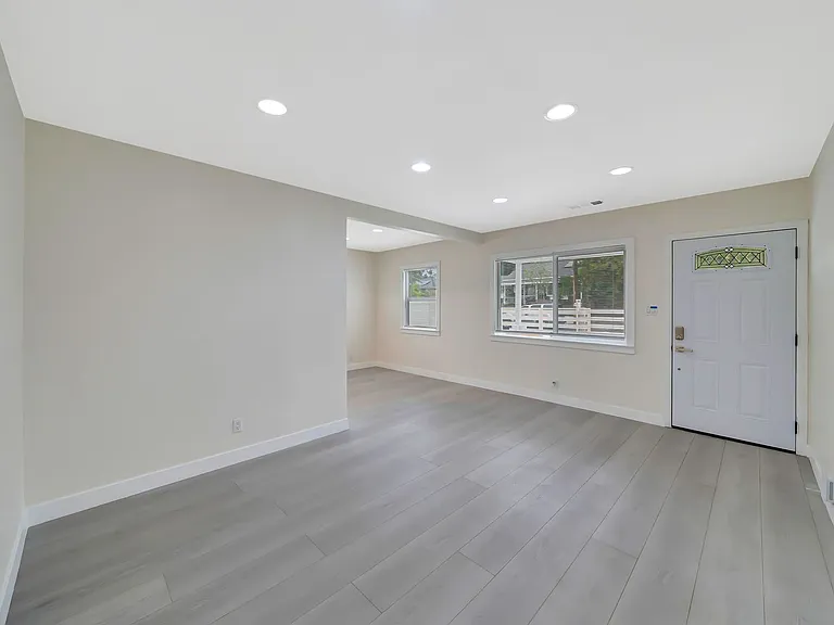 10951 Whitegate Ave — Photo 11