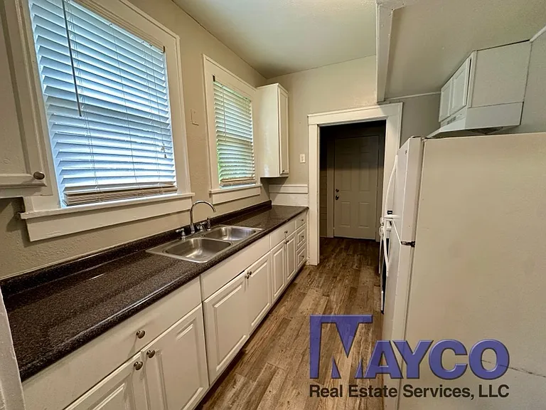1054 Wilkinson St — Photo 5
