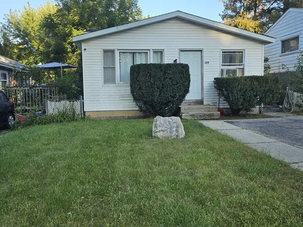 1219 Idlewild Dr, Round Lake Beach, IL 60073