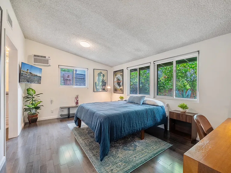 13557 Kittridge St — Photo 15