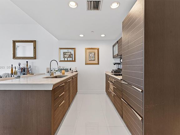3rd image of 200 Biscayne Boulevard Way APT 4414