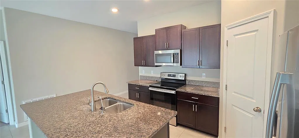 3 bed, 2.0 bath, 1540 sqft, $2,400 — Photo 3
