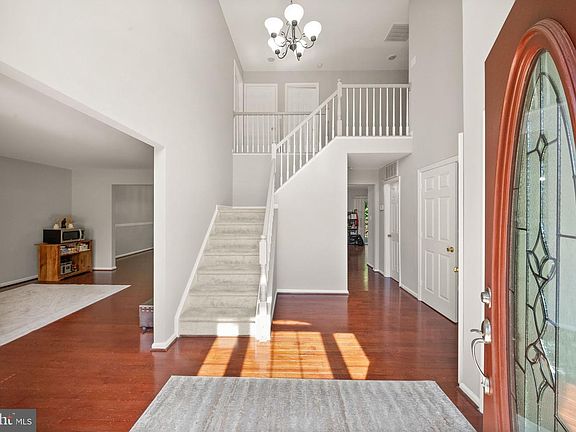 3rd image of 8 Willow Glen Ct